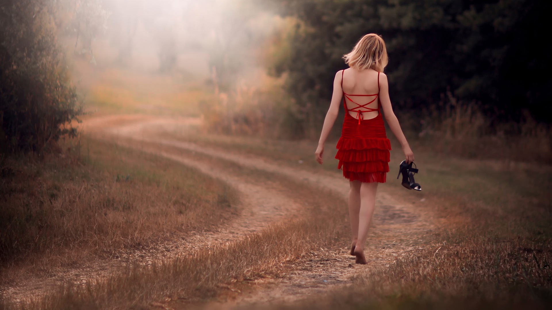 张馨予写真，一袭红裙秀美背长腿，时尚惊艳，性感迷人|红裙|张馨予|写真_新浪新闻