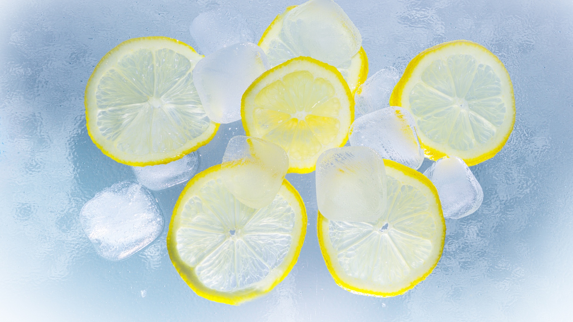 柠檬与花园桌上的冰柠檬水图片下载 - 觅知网